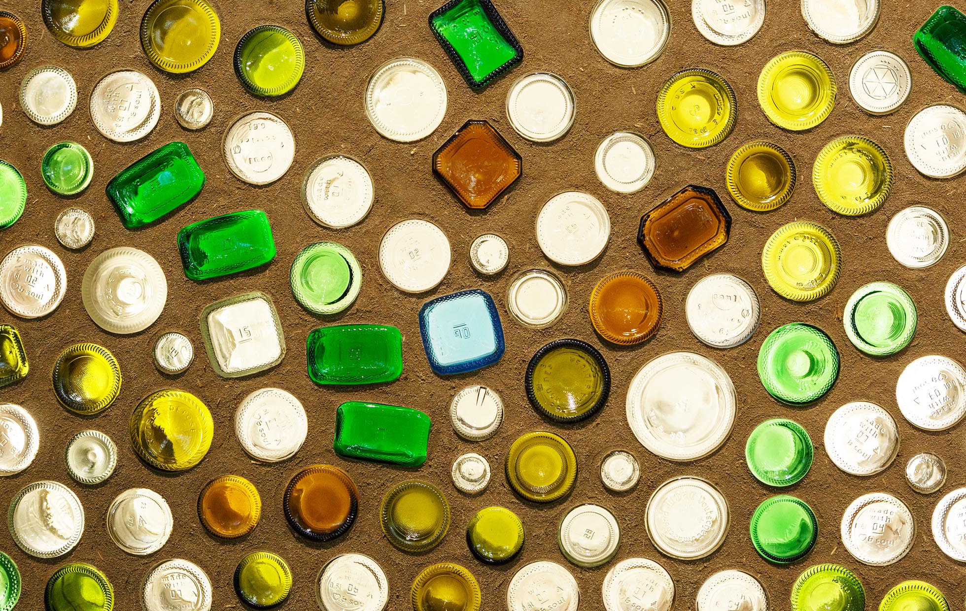 Circular Thinking Bottle Wall - Nachhaltige Materialien